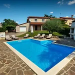 Villa Nina With Private Pool Near Porec
