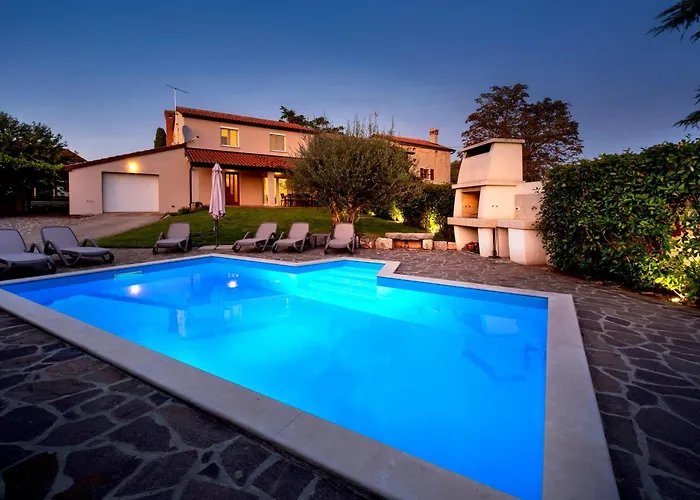 Villa Nina With Private Pool Near Porec