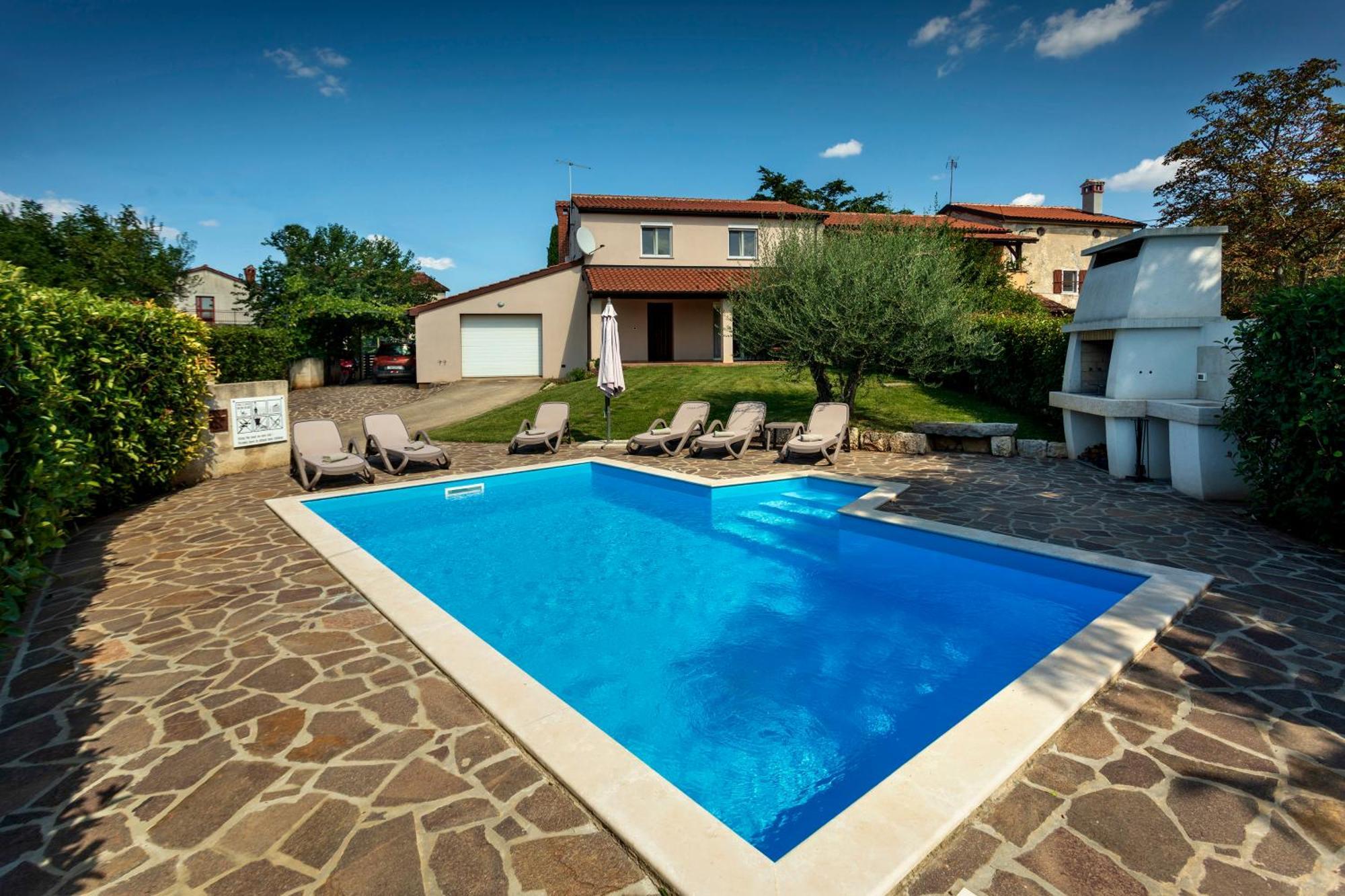 Nina With Private Pool Near *